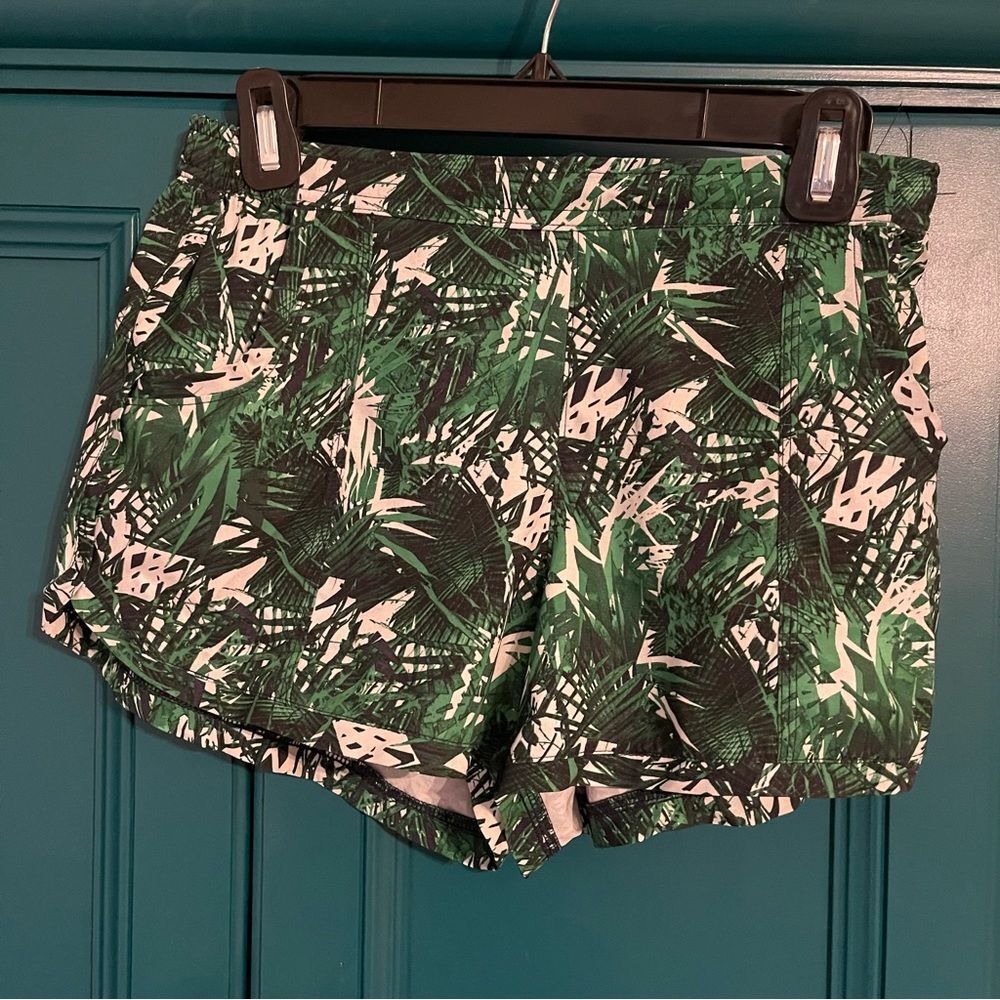 Athleta workout shorts leaf print sz small